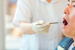 歯の治療を受ける患者