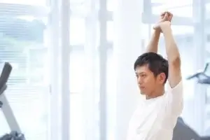 ピラティスをする男性