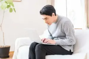 Home 猫背でPCワークする人