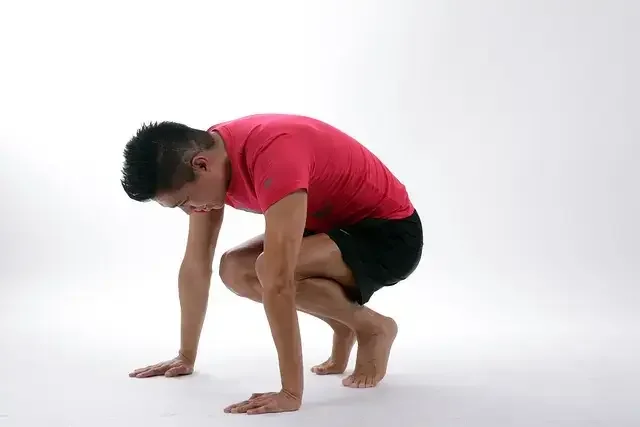 ストレッチをする男性